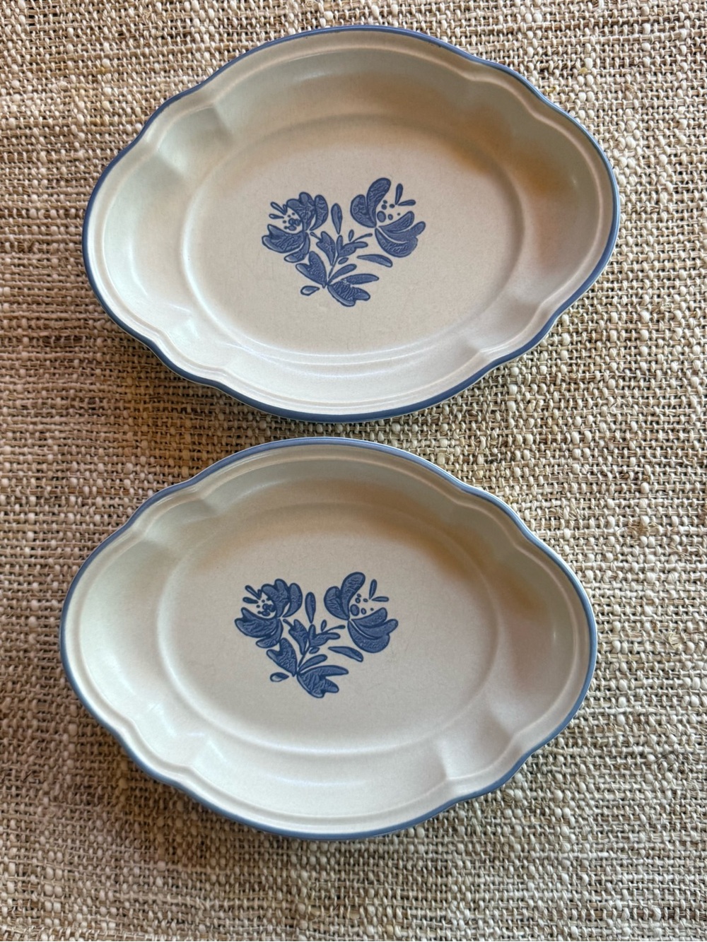 1970s Pfaltzgraff Yorktowne Oval Relish Dish 8 Inch Stoneware Blue and White